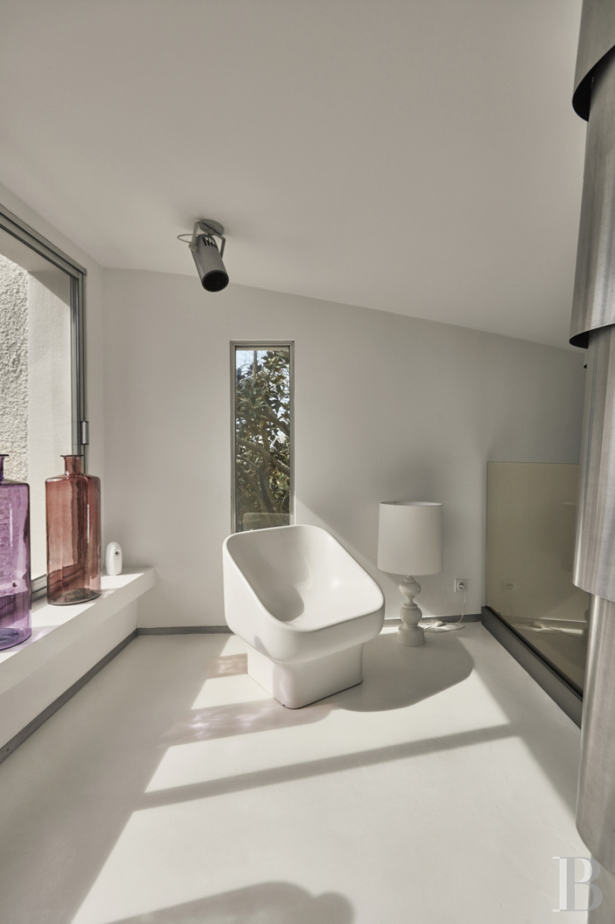 An architect-designed villa built in the 1970s near Arles, in Bouches-du-Rhône - photo  n°11